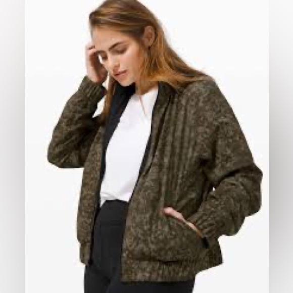 Lululemon Bombs Away Black/Olive Green pattern reversible Bomber Size 4 - Picture 2 of 9